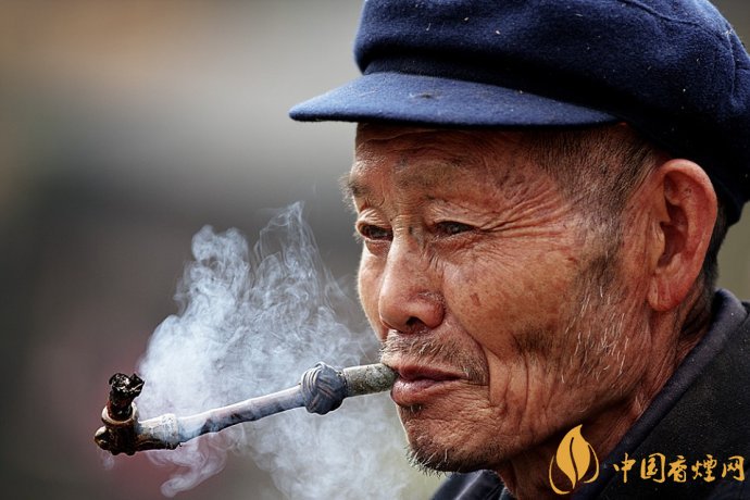 旱煙和煙卷哪個(gè)危害大，旱煙袋很有講究