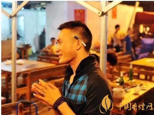 香煙夾耳朵上是怎么來的，耳夾煙是男人的專利
