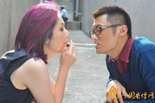 香煙夾耳朵上是怎么來的，耳夾煙是男人的專利